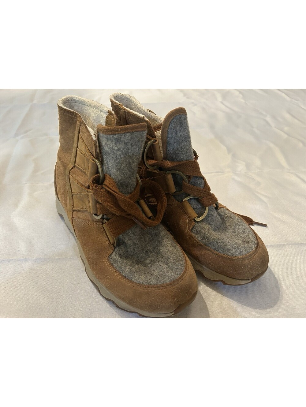 Sorel Kinetic Conquest Waterproof Tan Grey Felt Winter Boots Women's Size 9